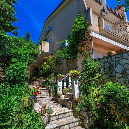 Apartments And Room Mirjana Dramalj Exterior foto