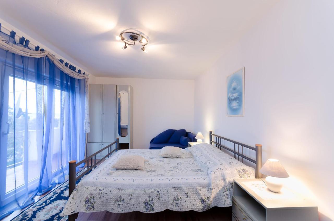 Apartments And Room Mirjana Dramalj Exterior foto
