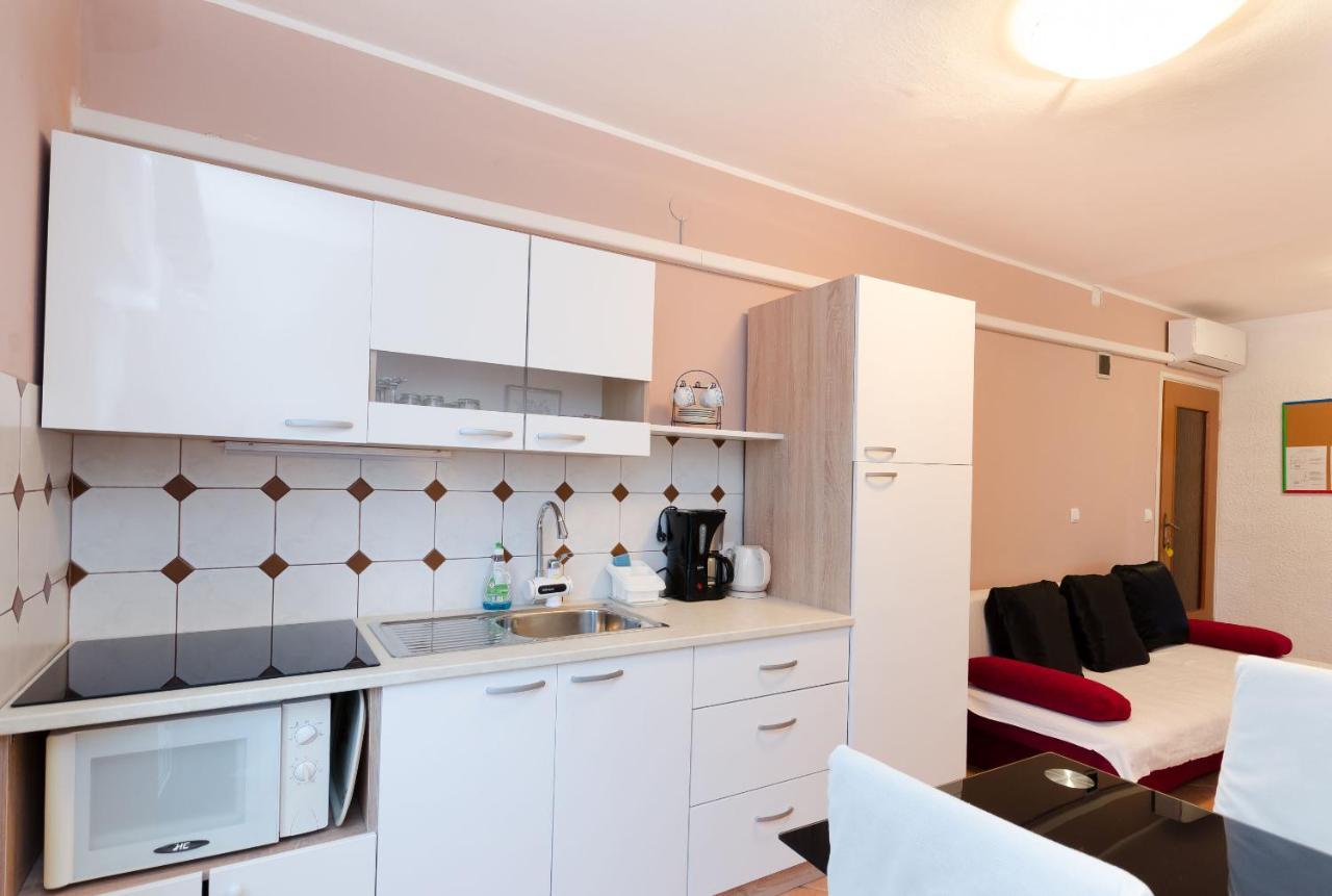 Apartments And Room Mirjana Dramalj Exterior foto