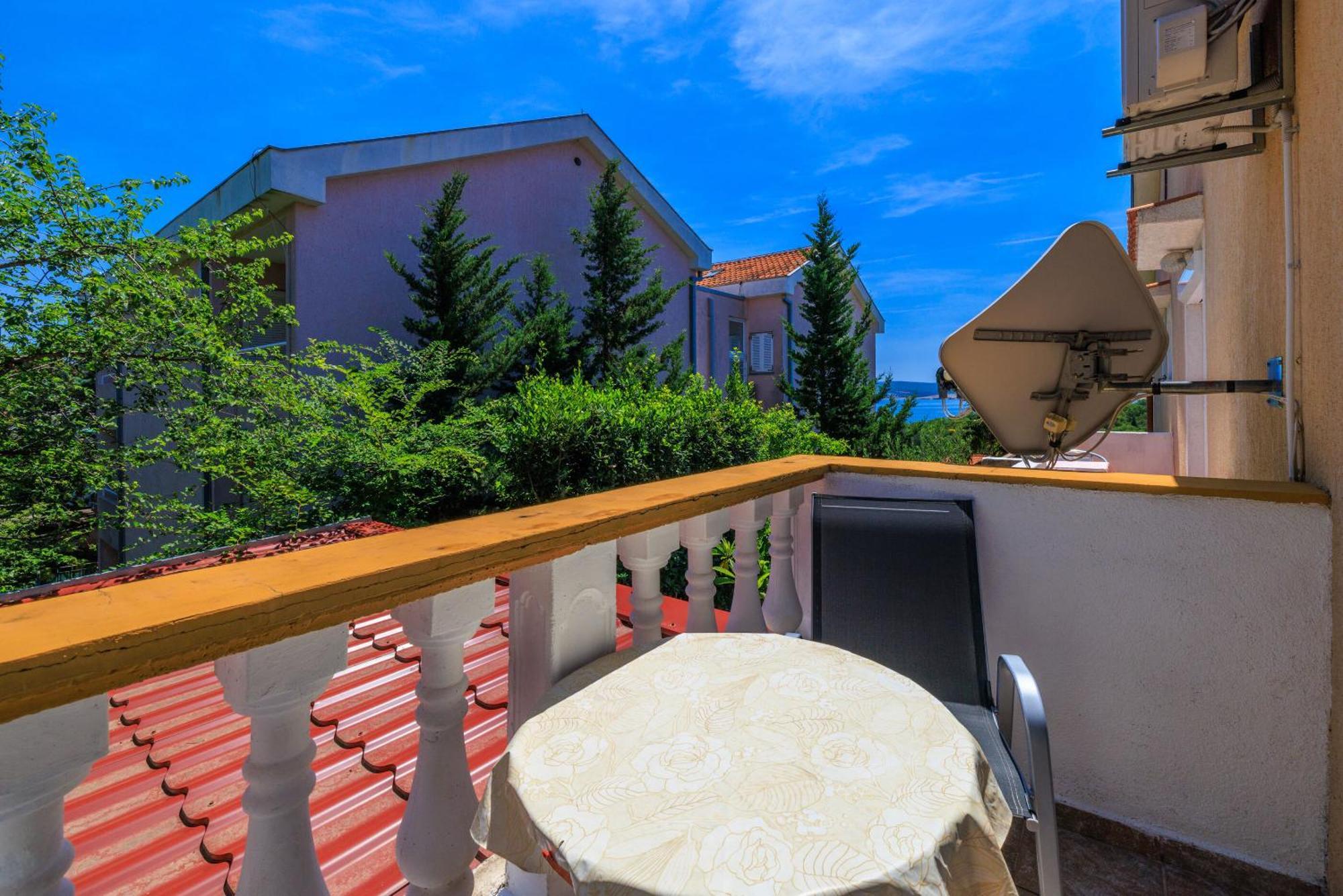 Apartments And Room Mirjana Dramalj Exterior foto