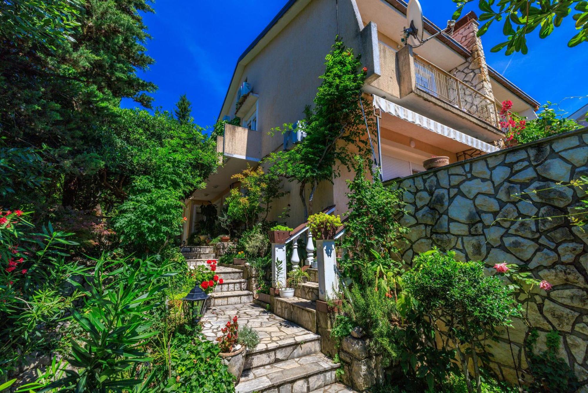 Apartments And Room Mirjana Dramalj Exterior foto
