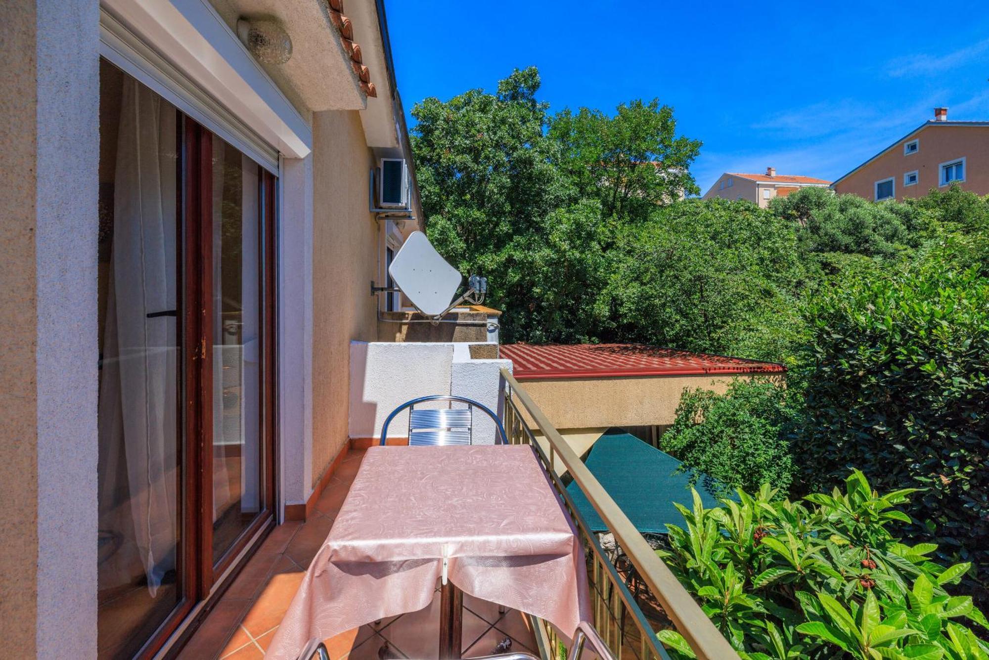 Apartments And Room Mirjana Dramalj Exterior foto