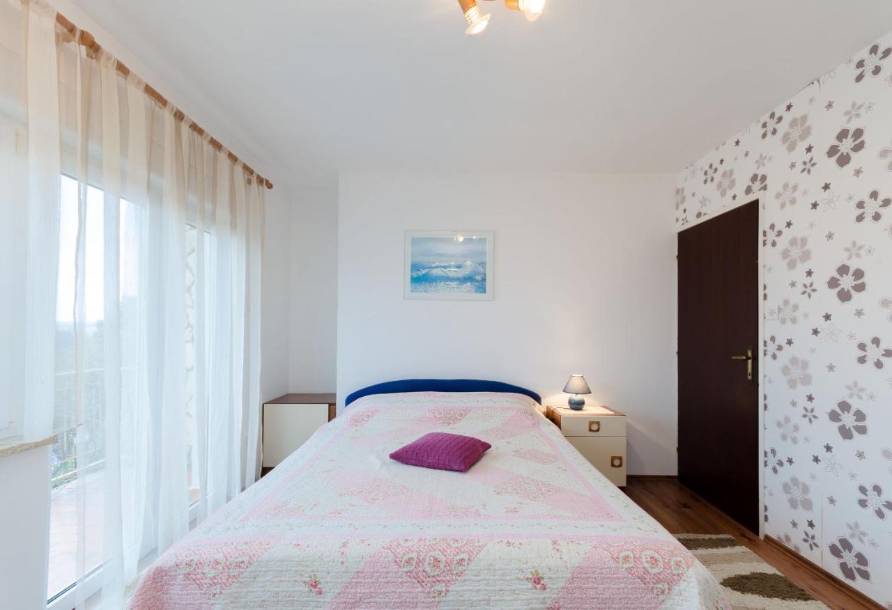 Apartments And Room Mirjana Dramalj Exterior foto